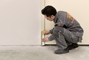 檢查門套預(yù)留高度，切割門套