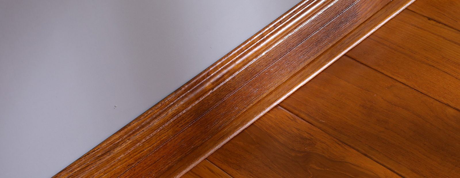 踢腳線、平壓條、地板材質(zhì)均為柚木