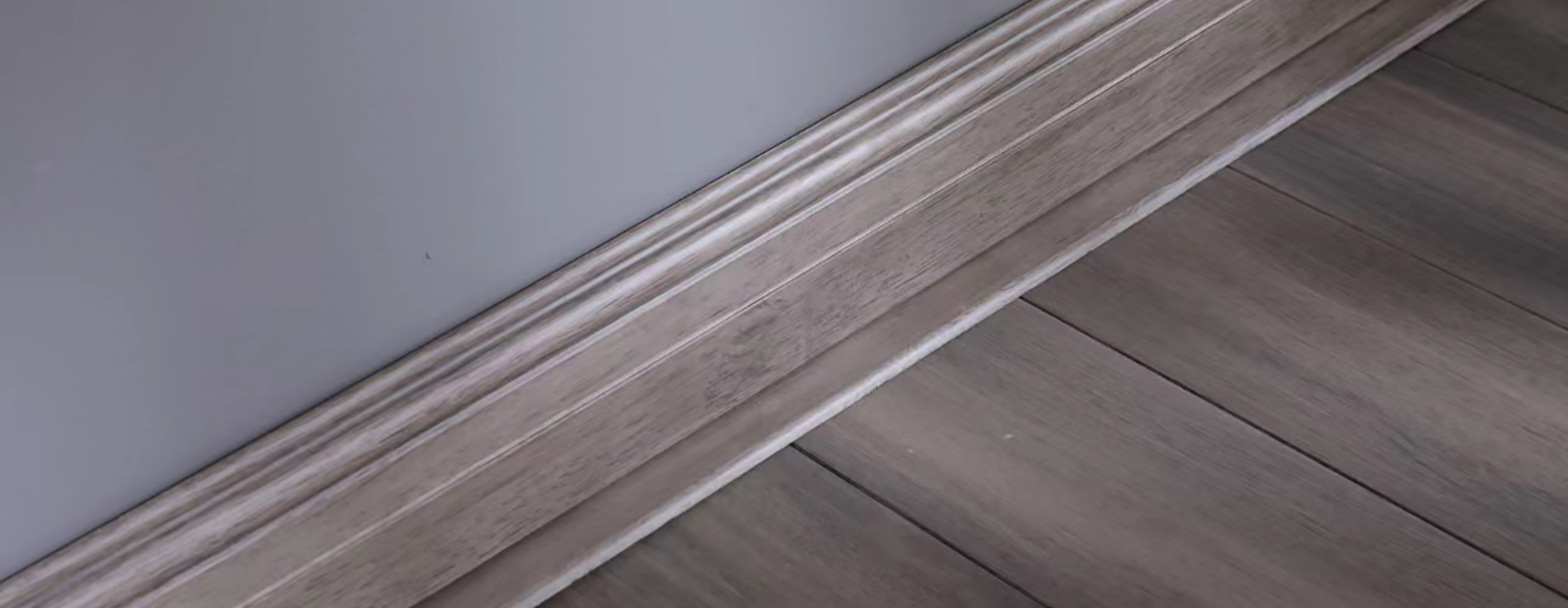 踢腳線、平壓條、地板材質(zhì)均為番龍眼