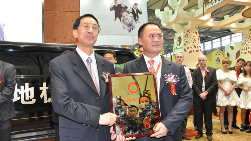 天格地板董事長劉彬彬獲評“2021中國家居品牌力量榜追光領袖”