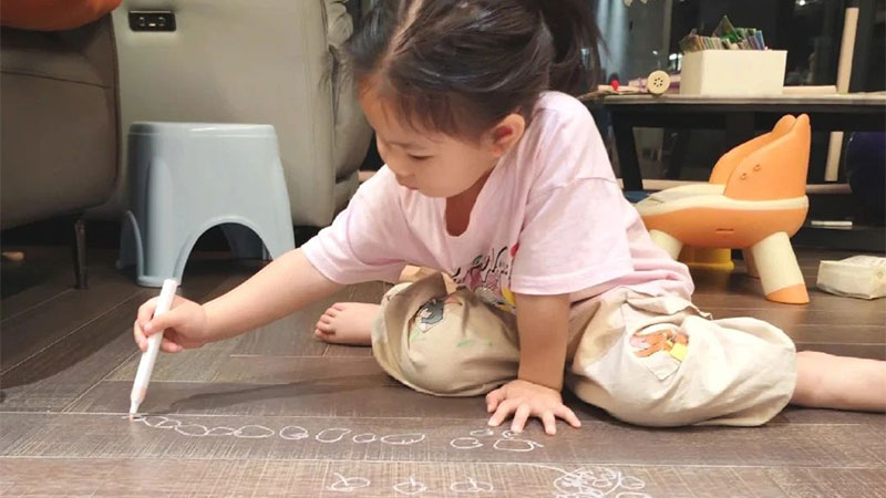 熊孩子趴地搞藝術(shù)，家里地板變畫(huà)布！媽媽?zhuān)盒液卯?dāng)初買(mǎi)的是天格